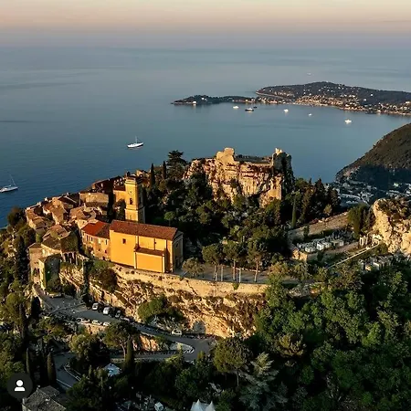 Entre Monaco Et Calme Et Equipe אזה
